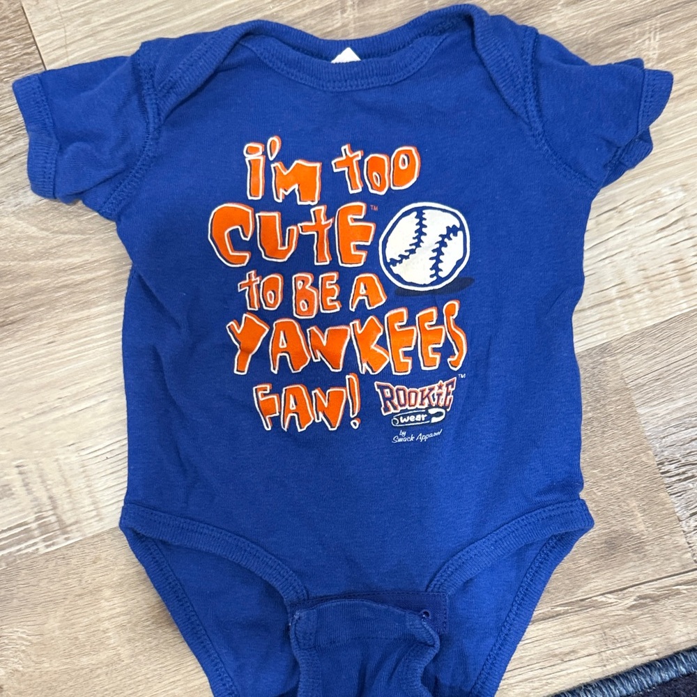Rabbit Skins mets Fan onesie